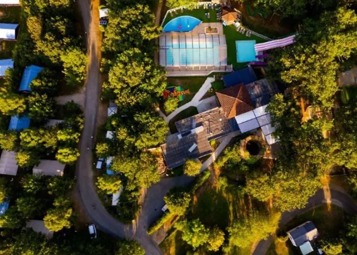 Mobil-home Confortable Avec Terrasse Pour 5 Personnes - Api-1-52-1020 Camping *