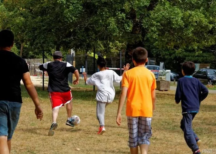 Camping Mobil-home Confortable Avec Terrasse Pour 5 Personnes - Api-1-52-1020 *